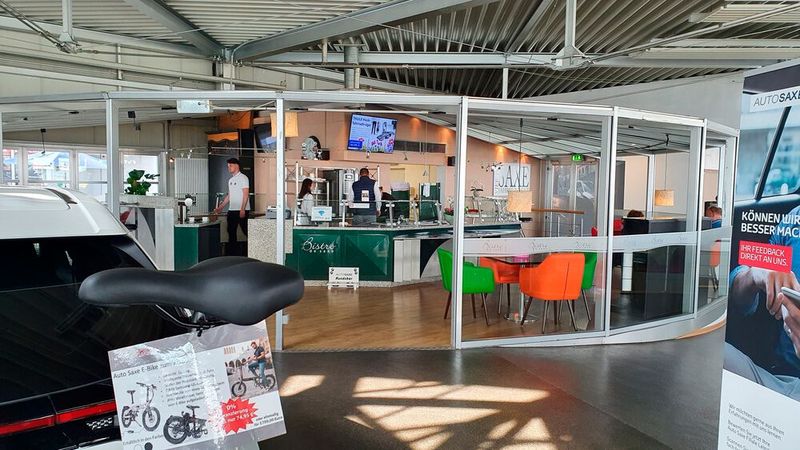 Beliebter Treffpunkt für Kunden und Mitarbeiter ist das Bistro de Saxe. (Bild: Mauritz – kfz-betrieb)