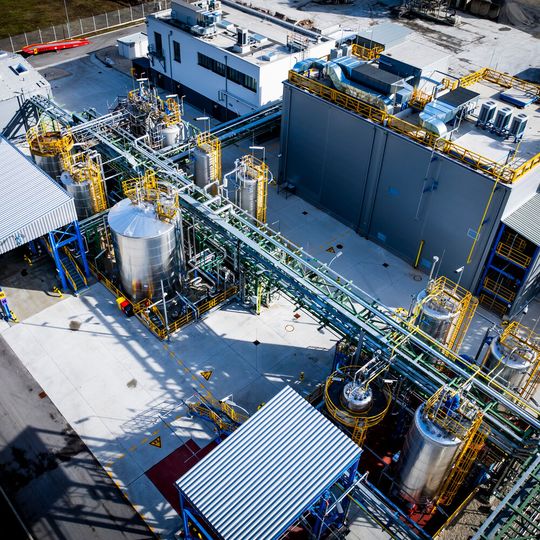 Die weltweit erste Anlage zur Herstellung von Rhamnolipid-Biotensiden im industriellen Maßstab befindet sich in der Slowakei.(Bild:  Evonik Industries)