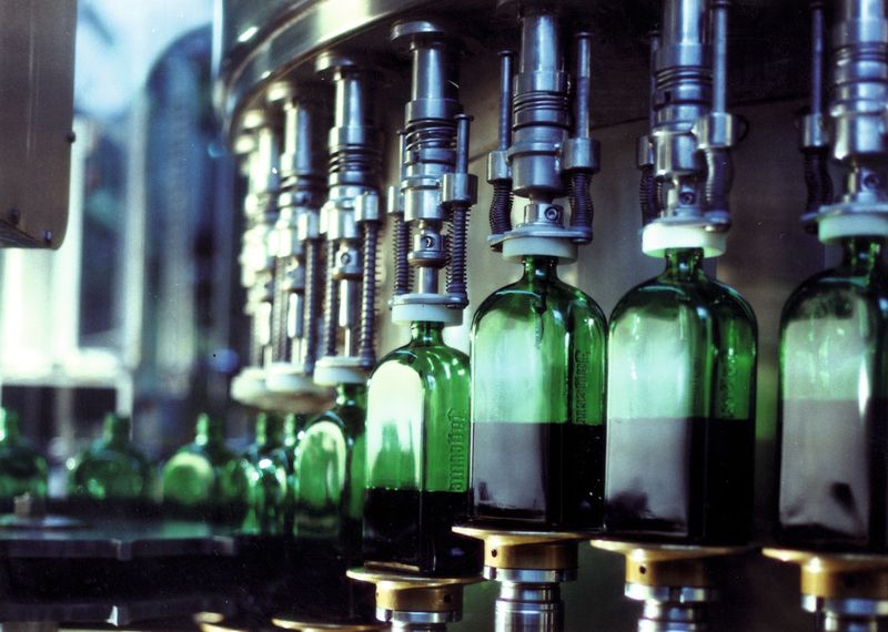 Abb.2: Bevor Jägermeister in die grüne Flasche kommt, wird er strengen Qualitätstests unterzogen. (Bild: Jägermeister)