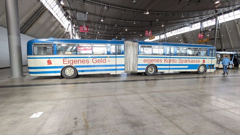 Ein richtig langes Teil im Rahmen der Nutzfahrzeug- und Omnibusausstellung war dieser Kässbohrer Setra SG 175 mit stolzen 16,7 Metern Länge. Er bietet Platz für 76 Fahrgäste. Apropos Platz: Wie ebenfalls auf diesem.... (Bild: Dominsky – VCG)
