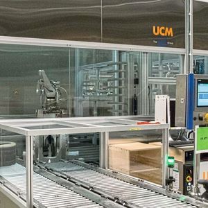 Bei dieser Anlage für die Feinstreinigung von Werkstücken in hohen Stückzahlen erledigt ein Roboter das Teilehandling. 