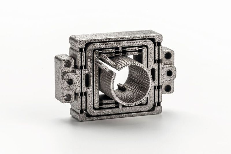 Amorphe Metalle entstehen durch das Schockgefrieren von Metallschmelzen. Die Atome haben keine Möglichkeit, ein kristallines Gitter zu bilden und erstarren in ungeordneter Form (amorph).  (Bild: Heraeus)