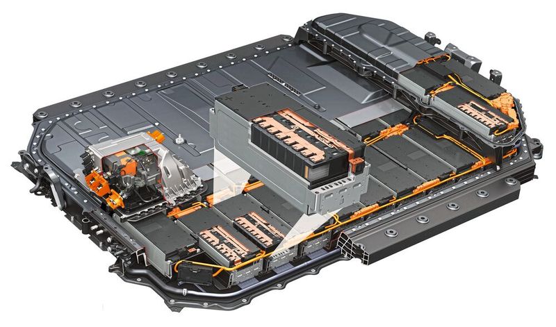 Bei der  herkömmlichen Batteriekonstruktion sind die Batteriezellen in Modulen zusammengefasst und die Module bilden dann den Batteriepack. (Bild: Audi)