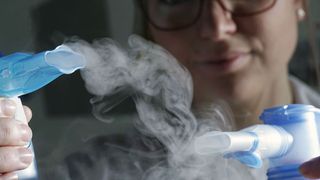 Pharmazie-Doktorandin Julia Ernst mit Inhalatoren einer Suspension mit Nanopartikeln.  (Jan-Peter Kasper/FSU)