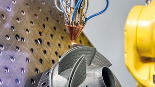 Die additiven Verfahren des Auftragschweißens arbeiten oft mit einem Roboterarm. Das erhöht ihre Achsenzahl.  (©nordroden - stock.adobe.com)