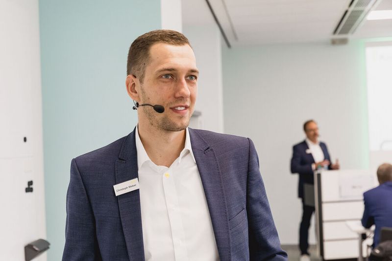 Christoph Weber, Chemical Industry Manager bei Vega vor seinem Auftritt (Bild: Stefan Bausewein)