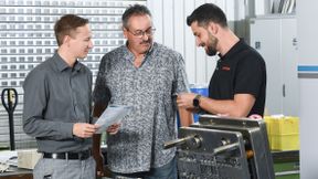 Auf der richtigen Spur (v. links): Lucas Höer und Andreas Ziller von Saxonia-Franke und Kundenberater Alexander Sulz von Oerlikon Balzers wählten Balinit Mayura als Beschichtung für die Stempel aus. (Bild: Oerlikon Balzers )