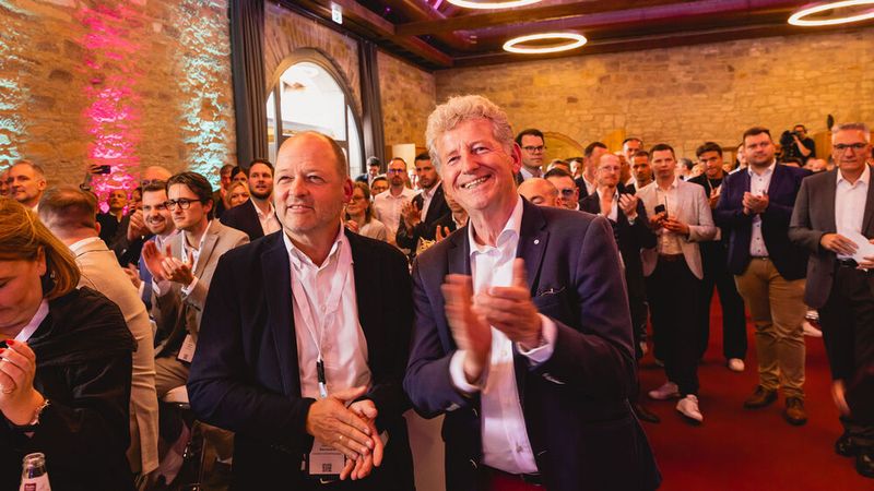 Auch die Gäste der Veranstaltung freuten sich mit den Gewinnerbetrieben. (Bild: Stefan Bausewein)