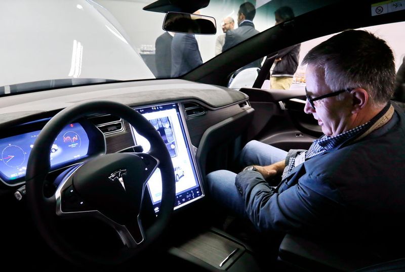 Eine grosse Attraktion für die Besucher der International Sulution Days 2017 von GF Machining Solution war der Tesla Modell X. (Anne Richter, SMM)