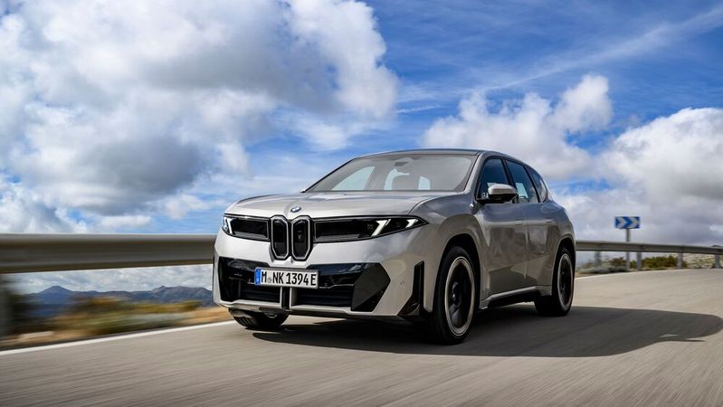 Einige fast neue iX3 müssen für eine Überprüfung zu den Servicepartnern. (Bild:  BMW)