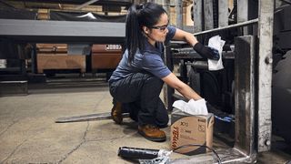 Aufgrund der weichen Textur und verbesserten Saugfähigkeit lassen sich laut Hersteller leichte Verunreinigungen auf industriellen Oberflächen mit den Wyp-All-L40-Reinigungstüchern wesentlich schneller beseitigen, als mit herkömmlichen Allzwecktüchern.  (Bild: Eli Meir Kaplan/Kimberly-Clark GmbH)