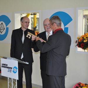 Feierliche Schlüsselübergabe durch Horst und Robert Lach.