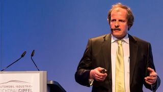 Schiefer will Dudenhöffers kürzlich geäußerte Argumente, Leichtbau sei für die Elektromobilität nicht effizient, widerlegen. (Stefan Bausewein)