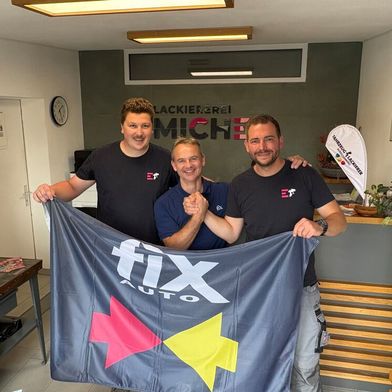 Fix Auto Deutschland-Chef Roy de Lange (Bildmitte) konnte einen weiteren Betrieb in Sachsen für das Netzwerk gewinnen.  (Bild: Fix Auto Deutschland)