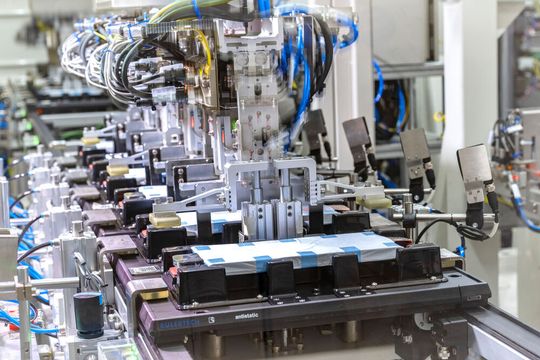 Wer es nicht weiß: Volkswagen hat eine Tochter namens Powerco, bei der Batterien für Elektroautos gebaut werden. Dabei unterstützte schon länger der chinesische Batterieexperte Gotion. Nun will man die Zusammenarbeit zum beiderseitigen Nutzen in Europa stark ausbauen ...(Bild:  Volkswagen)