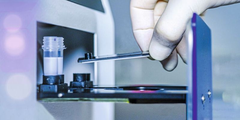 Abb. 1: Der Mikrofluidik-Chip wird in einer Schublade in das Testsystem eingebracht. Vor der optischen Auswertung sorgt eine miniaturisierte Fluidik im Inneren des Systems dafür, dass der Chip die notwendigen Reagenzien enthält. Abb. 1: Der Mikrofluidik-Chip wird in einer Schublade in das Testsystem eingebracht. Vor der optischen Auswertung sorgt eine miniaturisierte Fluidik im Inneren des Systems dafür, dass der Chip die notwendigen Reagenzien enthält.