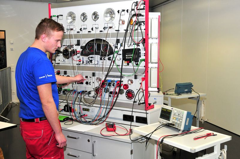 Yannick Krahne, der sich hier mit einem CAN-Bus auseinandersetzt. (Schmidt/»kfz-betrieb«)