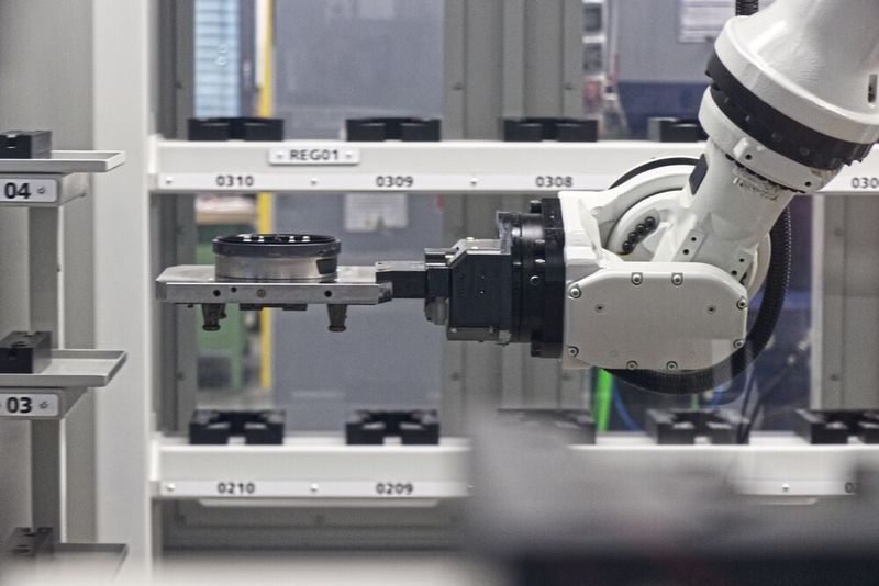 Herzstück der Automation ist eine Roboterzelle mit einem Fanuc-Roboter, der unterschiedliche Bauteilgrössen problemlos handeln kann – von kleinen Elektroden bis hin zu grossen Formplatten. (Bild: Fehlmann)