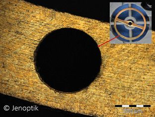 Bild 6: Uhren-Unruh mit Kalibrier-Sackloch zur Einstellung der Schwingungsfrequenz, erzeugt durch Laser-Nanoabtrag. (Bild: Jenoptik)