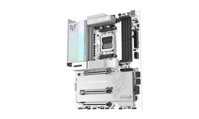 Das Sapphire Nitro+ X870EA PhantomLink Polar Edition-Mainboard verfügt über einen zusätzlichen Anschluss für die Stromversorgung einer passenden Grafikkarte wie der Nitro+ AMD Radeon RX 9070 XT PhantomLink Polar Edition. Er sitzt hinter dem oberen PCIe-x16-Slot. Als zusätzlichen Blickfang bietet das Mainboard ein Nitro-Glow-ARGB-Beleuchtungselement auf dem VRM Kühlkörper.   (Bild: Sapphire)