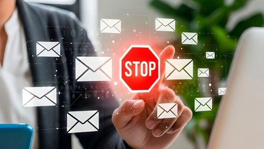 Per Freigabe auf Empfängerseite lassen sich E-Mails an externe Adressaten zurückrufen.(Bild: ©  lisha - stock.adobe.com)