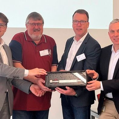 Feiern 25-jähriges Kanban-Jubiläum (v.l.): Martin Jauss (EVP der Würth Group & CEO bei Würth Industrie Service), Uwe Busch (Disponent Handelsteile Bei Kannegiesser), Jörg Stichnoth (Leitung AV/Disposition Werk Sarstedt bei Kannegiesser) und Jörg Ruppelt (Senior Account Manager bei Würth Industrie Service). (Bild: Würth Industrie Service)