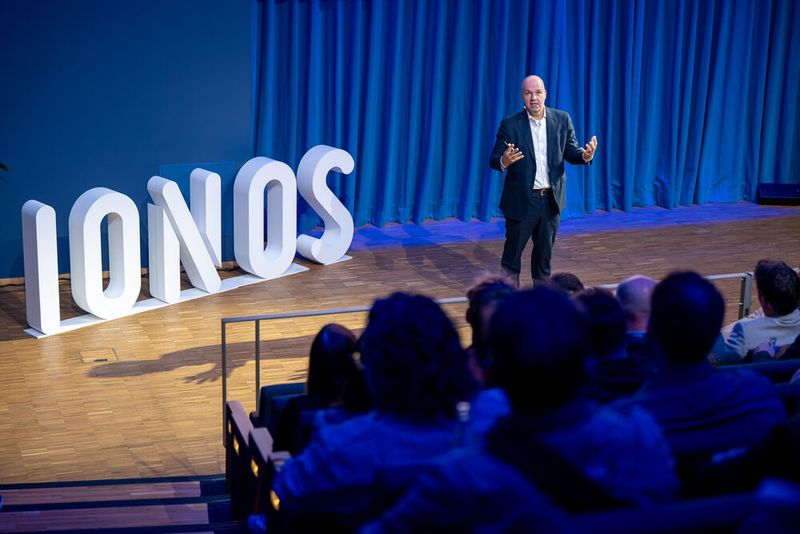 CCO Jens Reich eröffnete die Veranstaltung. (Bild: © Dieter Düvelmeier - Keine Rechte an Dritte!)