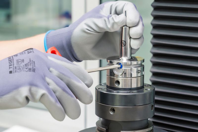 Einfach im Handling, stark im Prozess: Ohne zusätzliche Komponenten und ohne thermische Prozesse stehen Uniq Hydrodehnspannfutter für einfache und schnelle Werkzeugwechsel und erhöhen so die Effizienz im täglichen Einsatz.   (Bild: Mapal)
