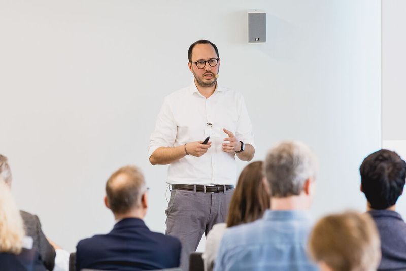 Um die Veränderung des OEM-Geschäfts unter der MDR ging es im letzten Workshop des Tages von Matthias Buff, Corscience. Der Referent stellte Lösungsansätze vor, wie das OEM-/PLM-Konstrukt unter der MDR funktionieren kann... (Bild: Stefan Bausewein)