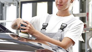 Frauen-Power: Preisträgerin Nele Steiner ist Fahrzeuglackiererin im VW-Werk Wolfsburg. (Foto: VW)