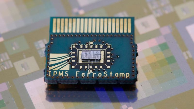 Save energy, compute faster, and back up data permanently: This new storage technology meets all of these requirements.(Image: Fraunhofer / Piotr Banczerowski)