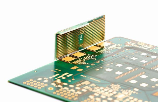 Bild 2: Die Baugruppe ist so dimensioniert, dass die nach dem Biegen entstandenen Leiterplattenlaschen das Gehäuse an den Seiten exakt ausfüllen und die Gehäusewand thermisch kontaktieren. (Bild: Häusermann)