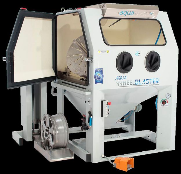 Mit dieser speziellen Felgen-Maschine von Vixen werden Alufelgen einfach bis auf das blanke Metall abgetragen, es wird vielmehr die Oberfläche lediglich angeraut, auf welcher der neue Lack dann sehr gut haftet. (Bild: Vixen)