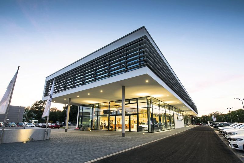 Das Autohaus Märtin hat in Freiburg einen modernen Neubau eröffnet. (Bild: Märtin)