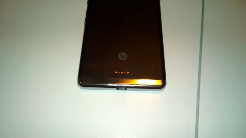 Die fünf Pins auf der Rückseite des Smartphones sollen den Kontakt zu zusätzlicher Hardware herstellen. Denkbar sind Jackets mit Barcode-Scanner oder die Verbindung zu Kassensystemen. (Bild: Vogel-IT)