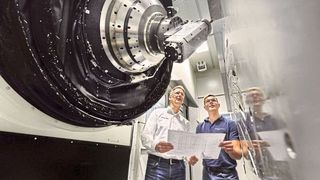 The angled milling head makes it possible to carry out special cutting and drilling operations. (Aerotec)