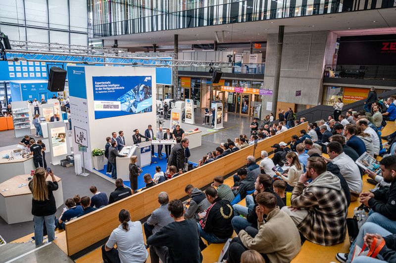 The AMB Stage features a different focus topic on each day of the exhibition – on Wednesday, 16 September, the spotlight will be on ‘AI in Manufacturing’, with a programme by VDMA and a panel discussion organised by WIN-Verlag. (Source: Valentin Marquardt/ Messe Stuttgart)
