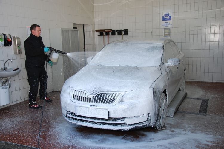 Danach gibts die erste Außenreinigung mit dem Makra-Foam-Booster und dem Ecolution-Reiniger. (Foto: Holz)