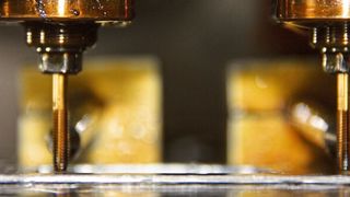 Mit der elektronischen Gewindeformeinheit Fetu von Fibro Normalien lassen sich Gewinde schnell und prozesssicher in Umformteile einbringen. (Bild: Itasse)