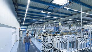 LED-Beleuchtung verspricht neben Energieeinsparungen auch Flexibilität und eine lange Lebensdauer. Im Bild zu sehen ist das LED-Lichtbandsystem „Taureo“ von Waldmann. (Bild: Herbert Waldmann)