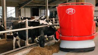 In der Landwirtschaft ist moderne Robotertechnik weit verbreitet - zum Beispiel zur Fütterung.  (Bild: Pixabay)