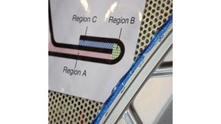 Besonders wichtig ist der Korrosionsschutz an gefalzten Kanten, wie hier an der Motorhaube.  (Bild: Rosenow/»kfz-betrieb«)