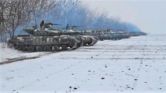 Ukrainische Panzer stehen seit Februar bereit. Der Konflikt reißt nicht ab. Das hat Auswirkungen auf die Zukunft der Lieferketten. Experten befürchten etwa, dass sich ein neuer Ostblock bilden kann. Parallel gebe es erste Indizien für eine sich anbahnende Deglobalisierung der Logistik.(Bild:  D. Vitrow)