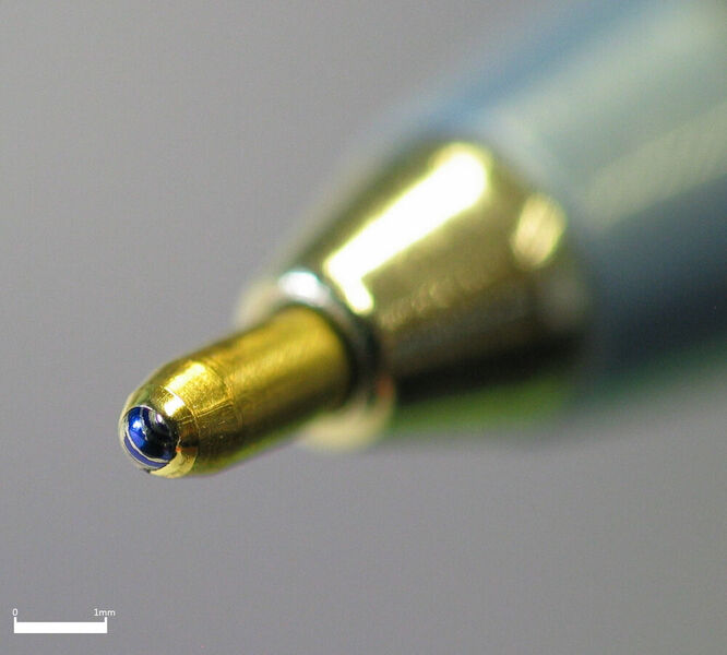 Metallkugel im Mini-Format: Die Spitze eines Kugelschreibers ist dünner als 1 Millimeter, wie anhand des Maßstabs links unten im Bild zu erkennen ist. (Macro Biro tip / Daniel Schwen / CC BY-SA 2.5)