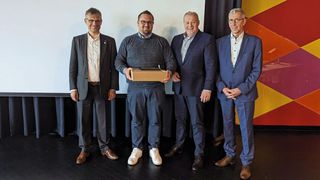 Nach acht Jahren beim ZDK nahm Dominik Lutter (2. v. l.) Ende April seinen Abschied. Ihn verabschiedeten (v. l.) ZDK-Hauptgeschäftsführer Dr. Kurt-Christian Scheel, Bundesinnungsmeister Detlef Peter Grün und Werner Steber, Geschäftsführer Werkstätten und Technik. (Bild: Rosenow – VCG)