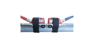 Von außen auf die zu überwachende Leitung aufgeklemmte Ultraschallwandler mit Schiene zur schnellen und genauen Montage (Systec Controls)