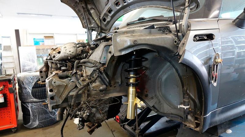 Und er baut als Teamprojekt dieses älteren Mini Cooper S zur Rennstreckenwaffe um. (Bild: Rosenow – VCG)