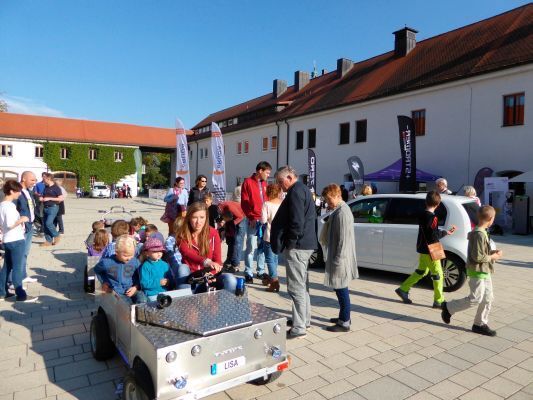 Das teilnehmerfeld am Start- und Zielort Fürstenfeldbruck (Bild: ePROJEKT)