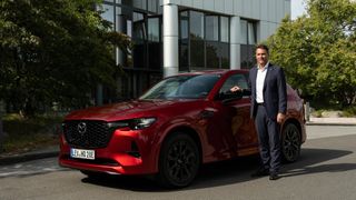 Mazda-Deutschland-Geschäftsführer Bernhard Kaplan mit dem neuen Flaggschiff CX-60. (Bild: Harald Dawo/Mazda)