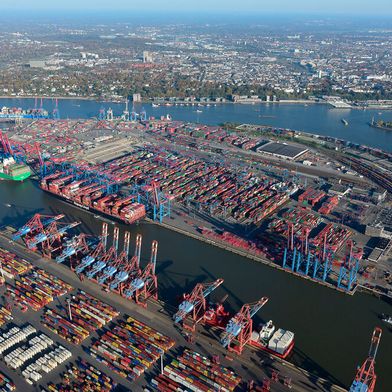 Die deutschen Seehäfen schlagen wieder mehr Güter um. Doch die Vor-Corona-Zahlen sind noch nicht wieder erreicht. Der Hamburger Hafen (Bild) ist derzeit der Spitzenreiter, wie das Statistische Bundesamt ermittelt hat. Hier noch mehr Details ... (Bild: Hamburger Hafen)